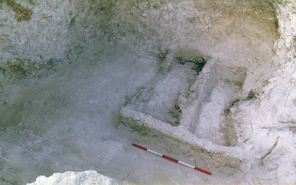 Les pallisses de Cala d´Hort. Necròpolis púnica: cambra sepulcral de l´hipogeu 2 amb dos sarcòfags construïts a l´interior. Foto: Joan Ramon Torres.