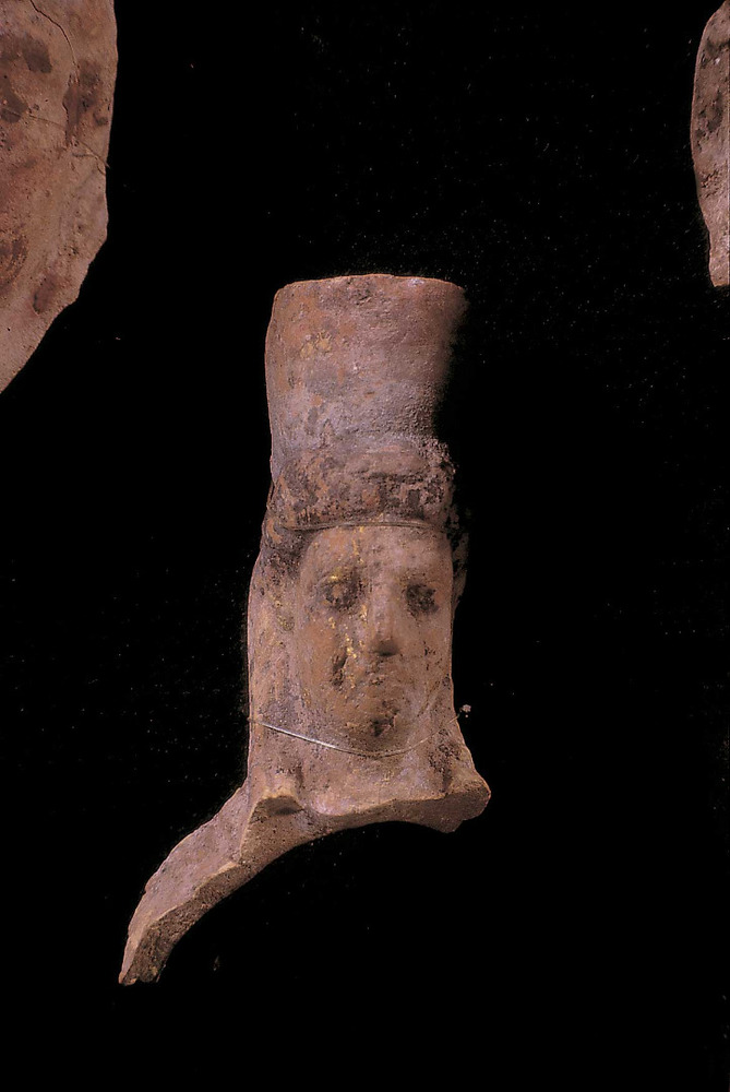 Figura de fang cuit que representa Tanit trobada a la cova des Culleram. Té restes del pa d´or que la recobria. Foto: Joan Ramon Torres.
