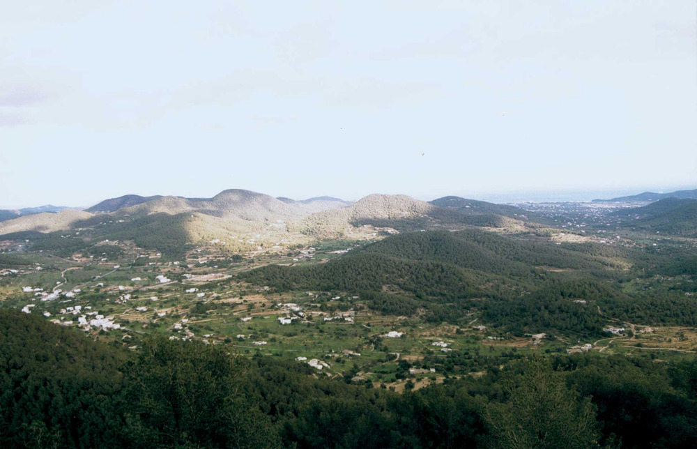 Geografia. Àrea de puigs de la zona central d´Eivissa; el més alt és el puig Gros, que assoleix 415 m d´altitud. Foto: Josep Antoni Prats Serra.