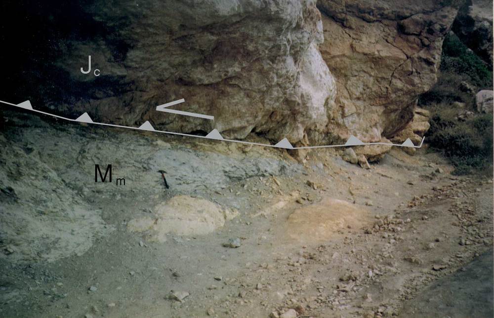 Geologia. Encavalcament a ses Fontanelles; les dolomies del lias (Jl) sobre les margues miocenes (Mm). Foto: Alberto Tostón Calle.