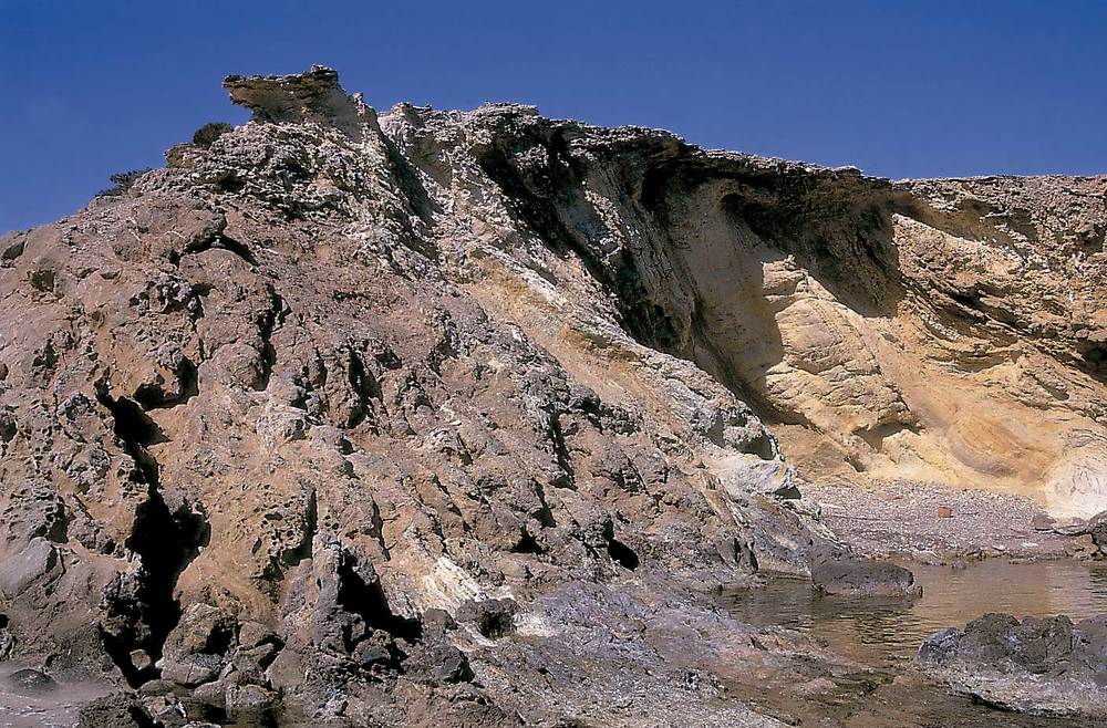 Geologia. Aflorament de roques filonianes en contacte amb les argiles del keuper, a la zona des Pou des Lleó. Foto: Xavier Guasch Ribas.