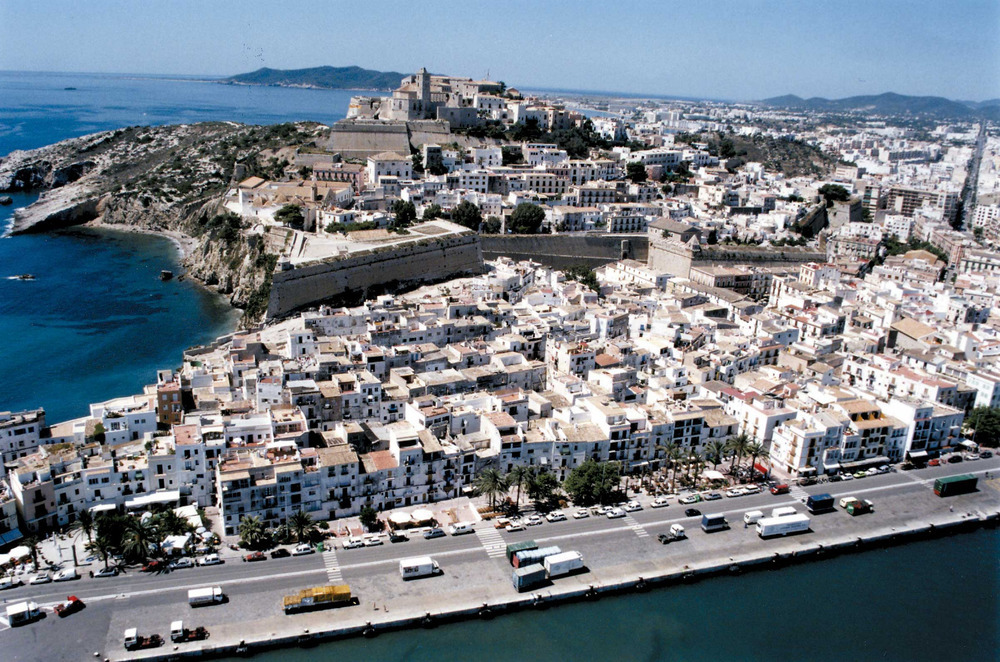 Vista aèria dels barris de la Marina, sa Penya i Dalt Vila. (Foto: Joan Antoni Riera).