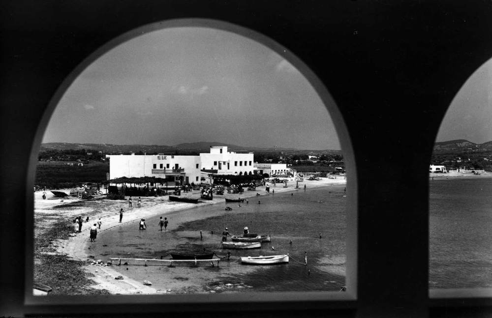 Ciutat d´Eivissa. La platja de Talamanca, amb el primer establiment hoteler de la zona. (AHME/Foto: Viñets).