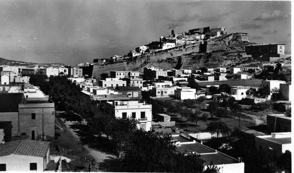 S´Eixample. Vista del barri de sa Capelleta; al fons a la dreta, l´edifici de la Comandància Militar; en primer terme, l´arbreda de l´avinguda d´Espanya. Foto: Viñets / Arxiu Històric Municipal d´Eivissa.