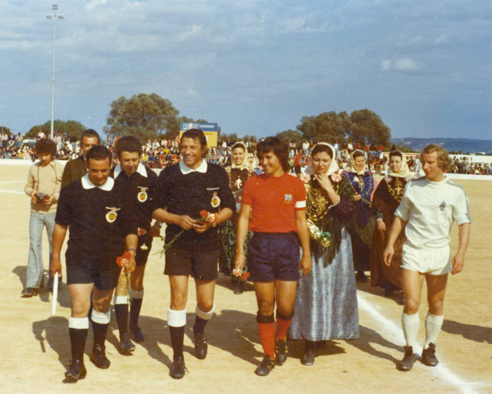 Formentera. Esports. Una imatge del partit amistós celebrat el 1975 entre la SE Formentera i el Borussia Monchengladbach. Foto: col·lecció JeMF.