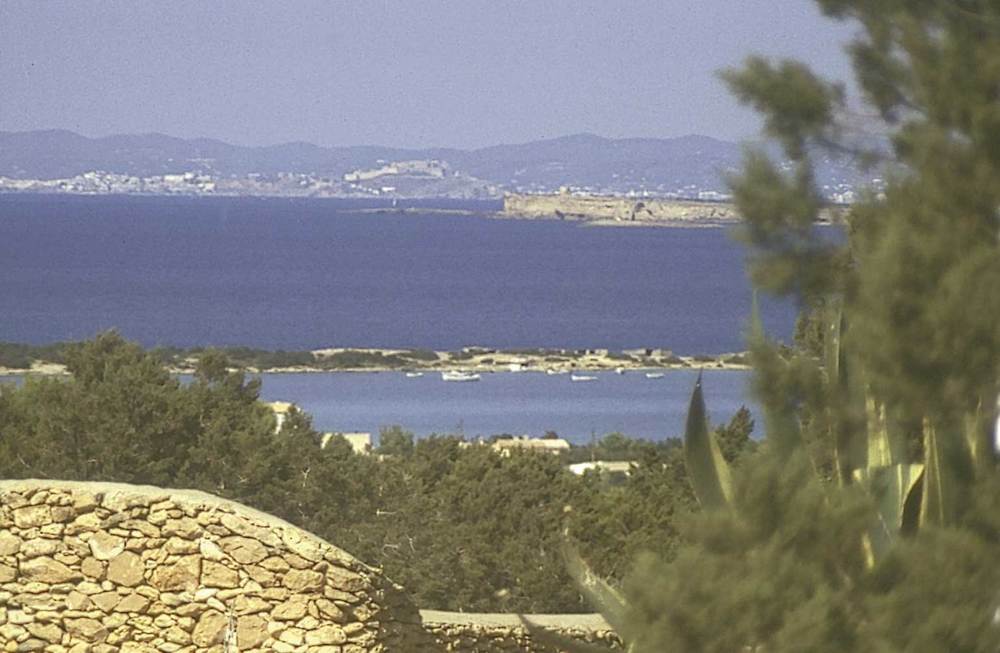 Formentera. Època contemporània. L´aparició, el 1986, d´un nou projecte d´urbanització de la zona de l´estany des Peix desencadenà a Formentera una forta oposició popular que fou recolzada per l´Ajuntament de l´illa. Foto Josep Cardona Verdera.