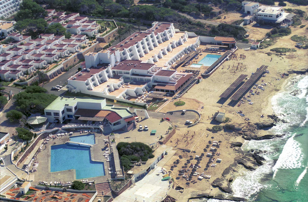 Formentera. Època contemporània. La construcció de l´Hotel La Mola, a començament dels setanta, va significar un nou impuls a l´oferta hotelera de l´illa. Foto Pins.