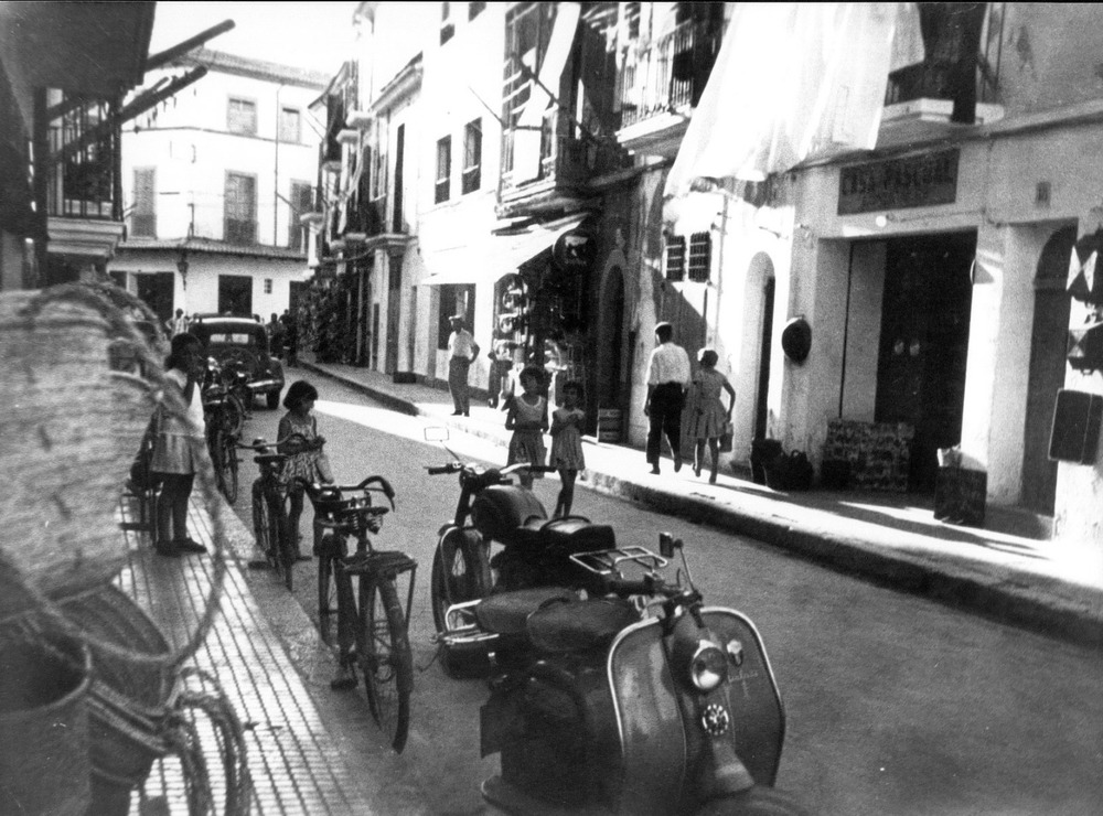 La Marina. El carrer de sa Creu. Foto: col·lecció Raymar / Arxiu Històric Municipal d´Eivissa.