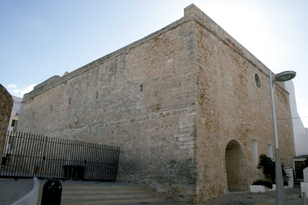Municipi de Sant Antoni de Portmany. Església de Sant Antoni amb la seua característica nau rectangular troncopiramidal, de murs molt gruixuts. Foto: EEiF.