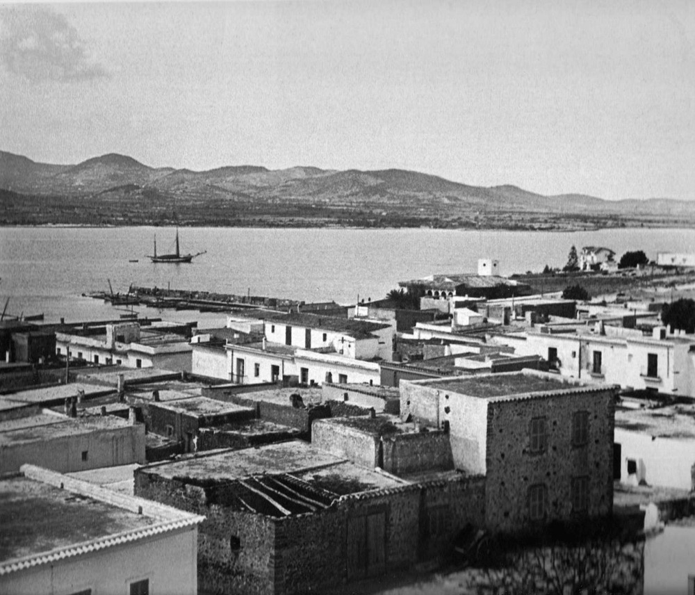 Municipi de Sant Antoni de Portmany. Vista del poble de Sant Antoni presa des del campanar de l´església. Foto: extret d´<em>Eivissa Antiga</em>.