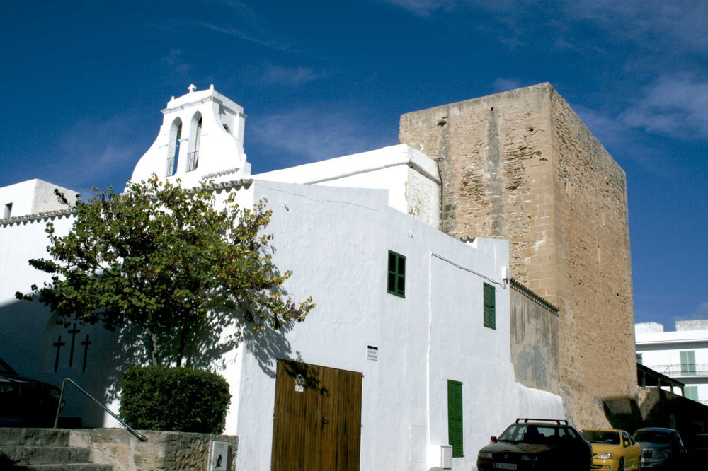 Sant Antoni de Portmany. L´església i la torre formen un conjunt inseparable i present des de l´inici de la creació del teixit urbà del poble. Foto: EEiF.