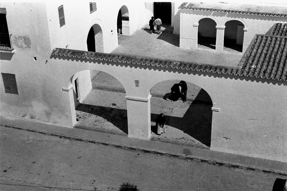 Sant Antoni de Portmany. El pati de l´església amb els porxets i la porta principal, que s´obre en el mur de migjorn del temple. Foto: Josep Buil Mayral.