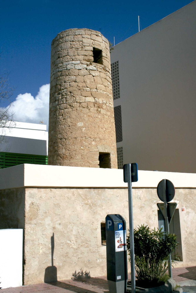 Sant Antoni de Portmany: el molí d´en Simó, de tipologia mallorquina, el 2011 emprat com a sala d´exposicions. Foto: EEiF.