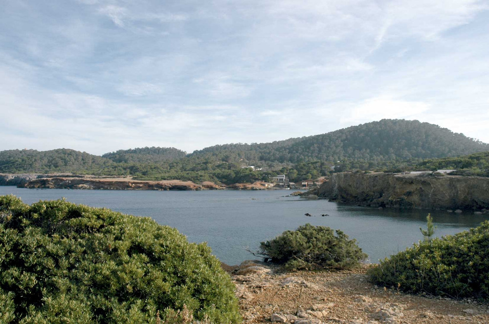 Sant Carles de Peralta. La costa esglaonada entre es Caló Roig i es Pou des Lleó. Foto: Chus Adamuz.