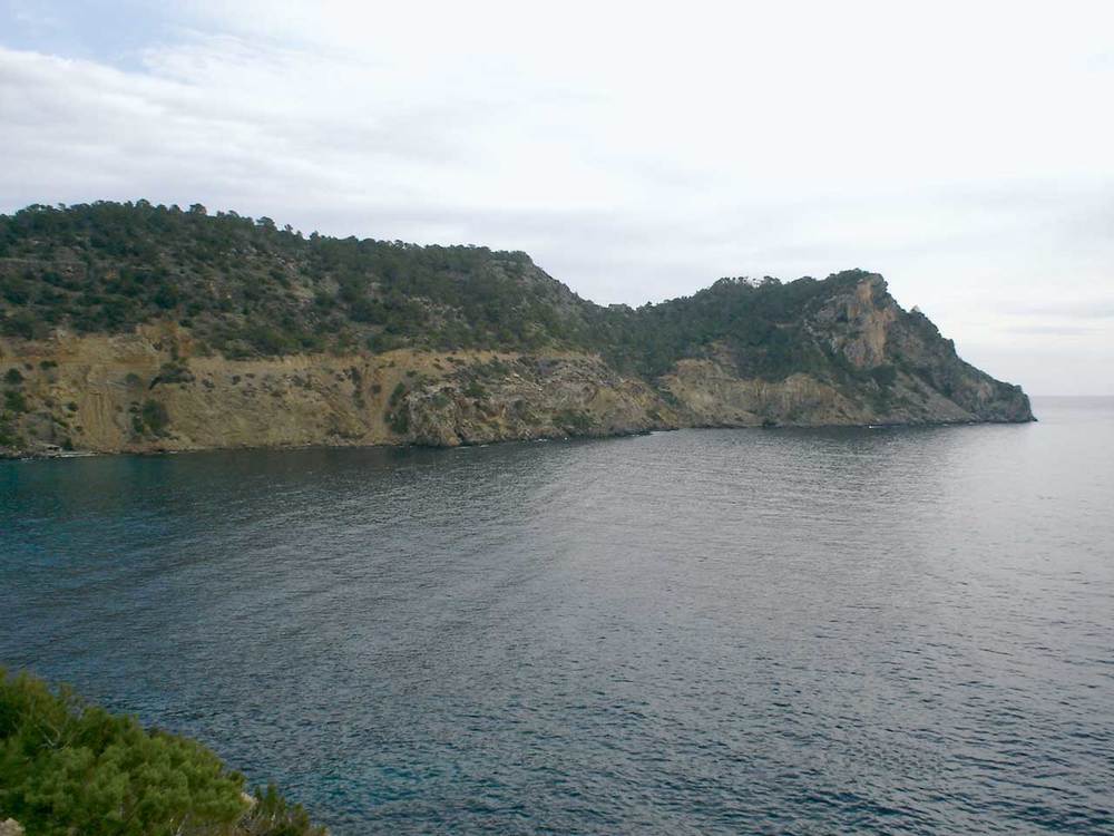 Sant Carles de Peralta. La península del Cap Roig, que tanca per llevant la platja de Cala de Boix. Foto: Felip Cirer Costa.