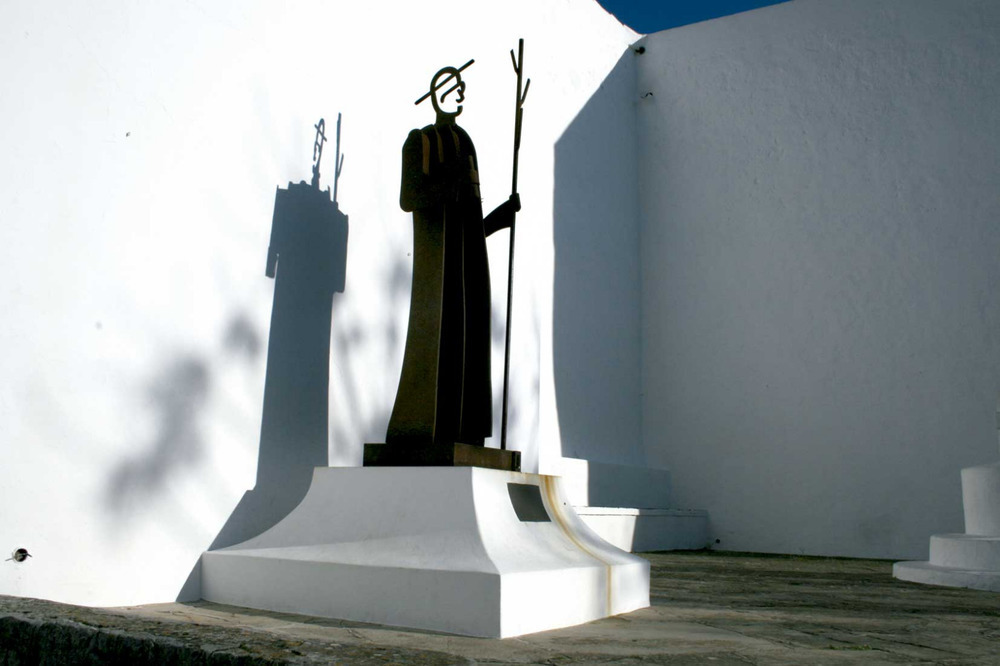 Sant Joan de Labritja. Estàtua de Mn. Vicent Ferrer Guasch "Cama". Foto: EEiF.
