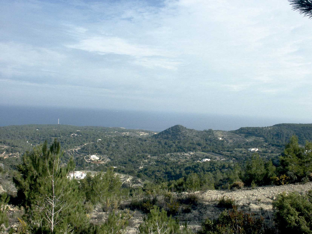 Sant Joan de Labritja. La plana de Portinatx, des de la vénda des Murtar, amb el far des Moscarter al fons. Foto: EEiF.