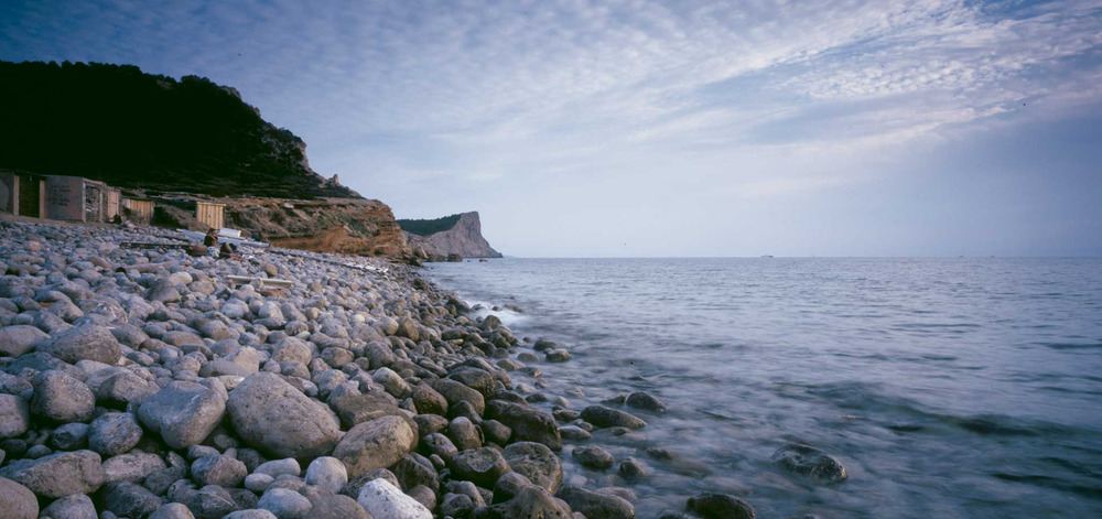 Municipi de Sant Josep de sa Talaia. Panoràmica de la platja des Codolar, la més extensa de l´illa, amb el cap des Falcó, al fons. Foto: Vicent Guasch.