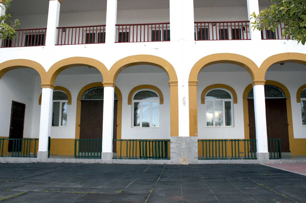 Municipi de Sant Josep de sa Talaia. Façana principal de les escoles Velles, inaugurades el 1929 pel rei Alfons XIII. Foto: EEiF.