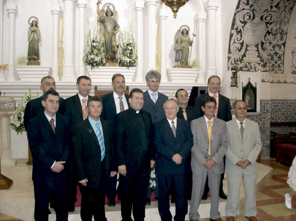 Sant Miquel de Balansat. Els obrers de la parròquia amb el rector Vicent Ribas, el 2008. Foto: EEiF.