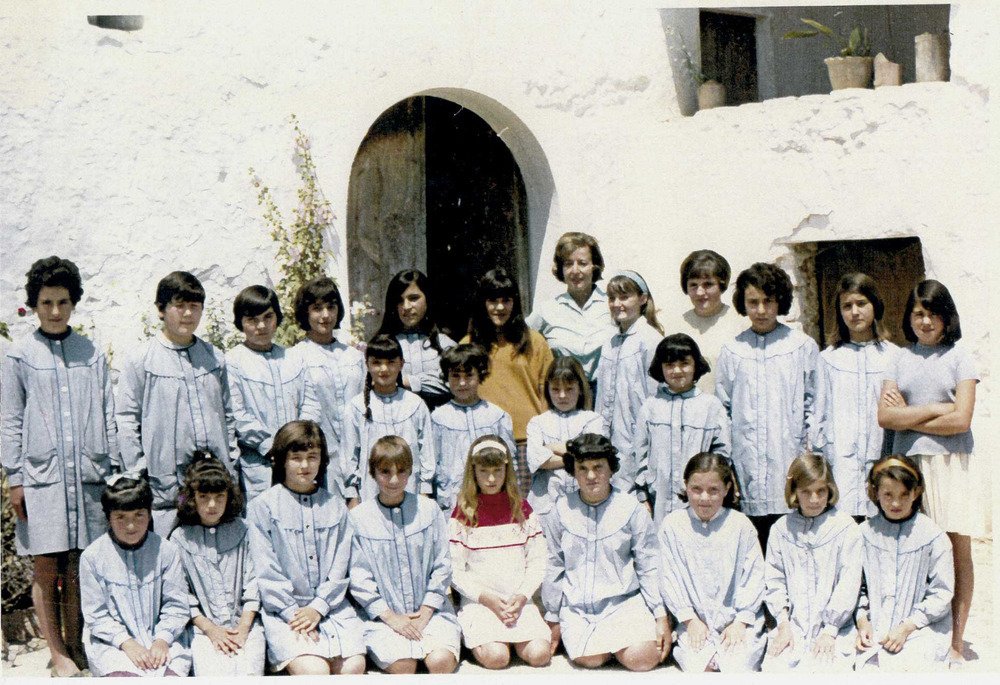 Sant Rafel de sa Creu. La mestra Magdalena Saprissa Martínez amb un grup de nenes a l´escola de Can Rafal. Foto: arxiu de Josep Cardona Cardona "Parentona".