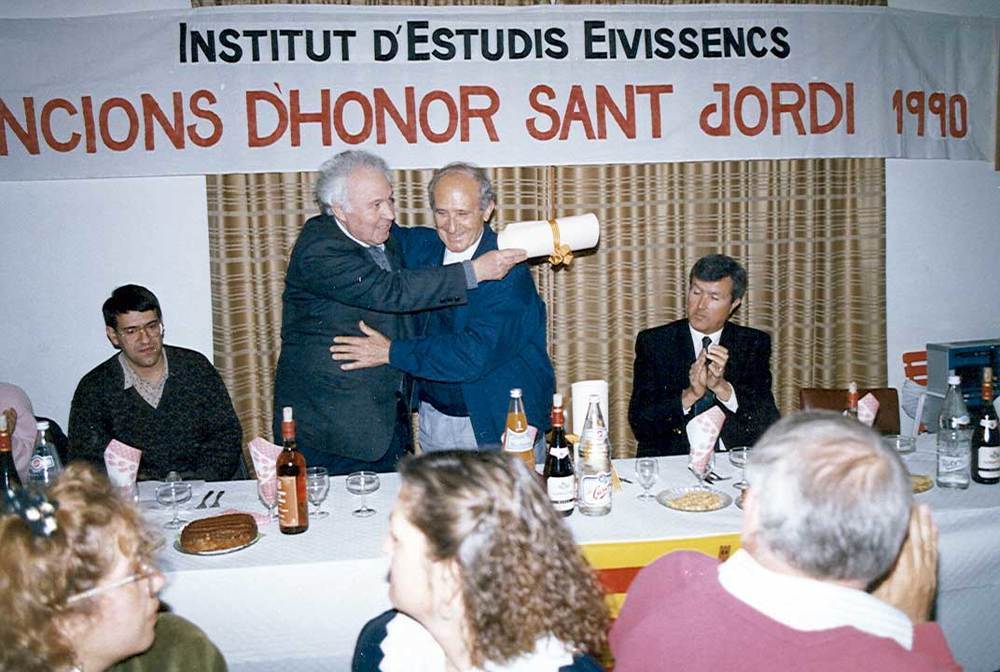 Sant Rafel de sa Creu. El prevere Josep Planells Bonet rep de mans de Joan Marí Cardona la Menció d´Honor Sant Jordi de l´any 1990. Foto: Vicent Ribas "Trull".