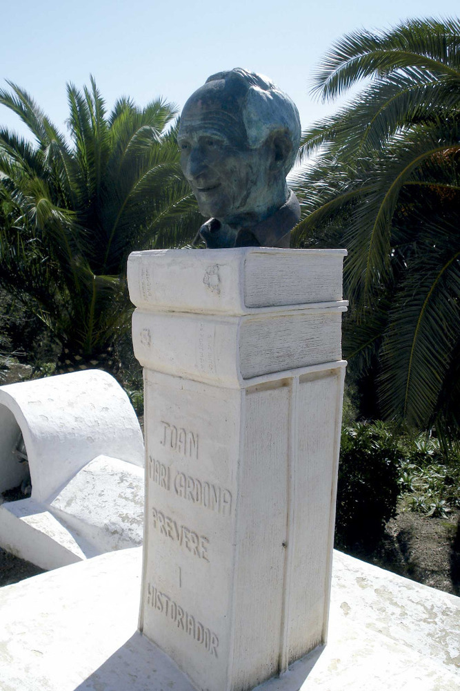 Sant Rafel de sa Creu. Bust de Joan Marí Cardona, obra de l´escultor Pere Joan Hormigo, situat davant l´església. Foto: Vicent Marí Costa.