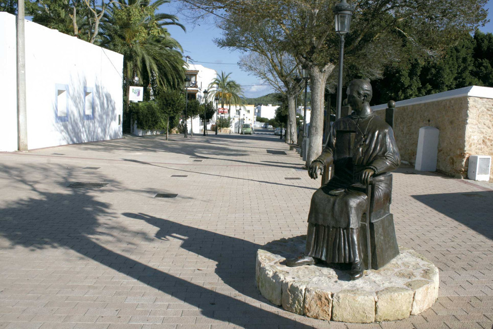 Santa Gertrudis de Fruitera. El 2009 s´inaugurà el monument dedicat a Manuel Abad y Lasierra, primer bisbe d´Eivissa i promotor de la divisió parroquial de les Pitiüses. L´autor és Pedro Juan Hormigo. Foto: EEiF.