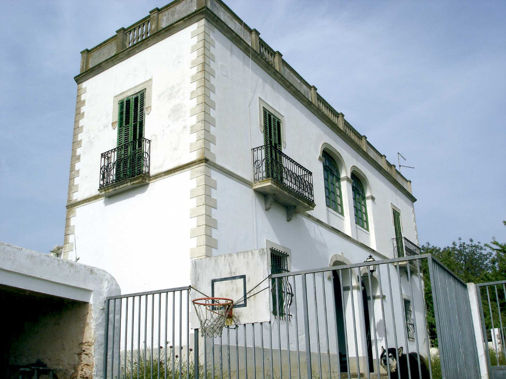 Santa Gertrudis de Fruitera. Un exemple de casa molt allunyada del model constructiu típic: can Roig, a la vénda des Savions. Foto: EEiF.