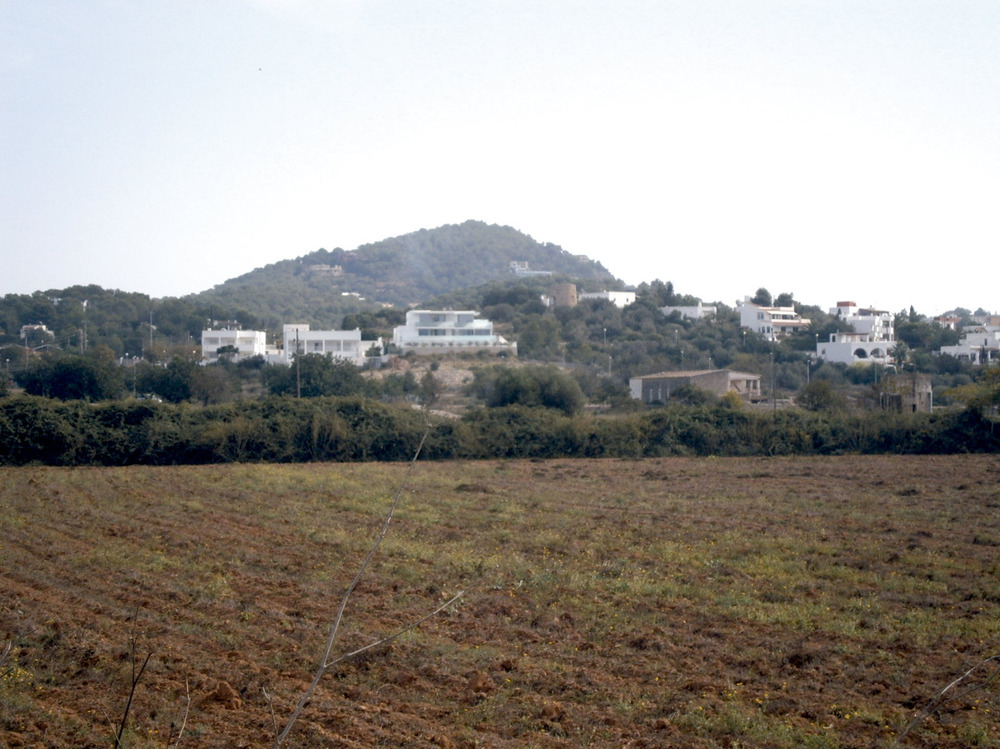 Paisatge de la vénda de ses Torres, amjb nombrosos habitatges unifamiliars; al fons, sa Talaia de Jesús. Foto: EEiF.
