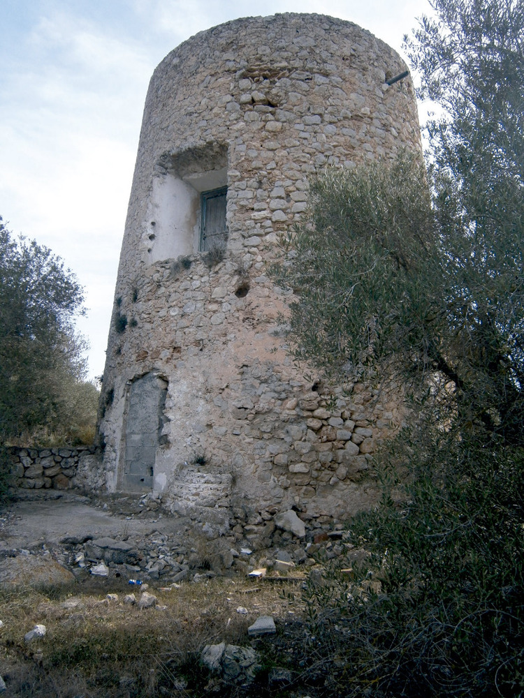 La torre de refugi predial de ca n´Espatleta, del s. XVII, un dels elements patrimonials de la vénda de ses Torres, del poble de Jesús. Foto: EEiF.
