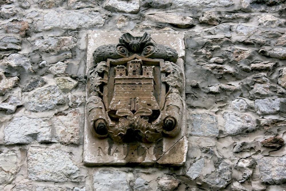 Escut situat sobre la porta de l´edifici de la Universitat d´Eivissa, a la plaça de la Catedral, de 1503, que possiblement va reemplaçar-ne un altre de més antic. Foto: Anna Colomar Marí.