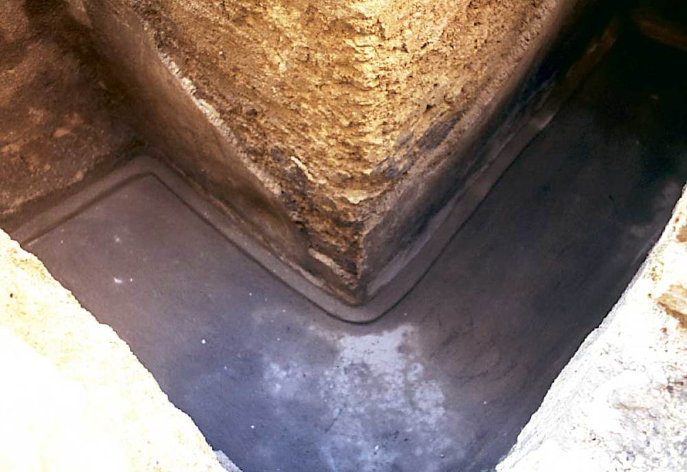 Arquitectura. Almudaina d´Eivissa. Cisterna de colze de tipus tardopúnic trobada sota el magatzem de queviures. S´hi pot observar la mitja canya. Foto: Joan Ramon Torres.