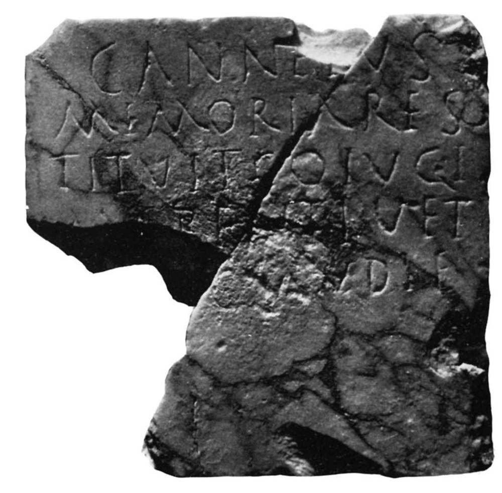Epigrafia. Làpida funerària romana trobada al puig des Molins i que s´utilitzà en la paret d´una sénia islàmica. Foto: extret d´<em>Epigrafia romana de Ebusus.</em>