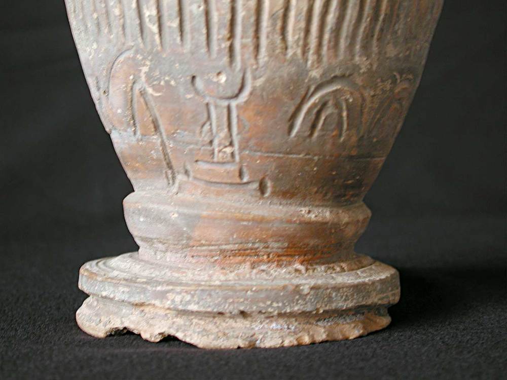 Epigrafia. Gerreta tardopúnica trobada al puig des Molins, amb una inscripció incisa. Foto: cortesia del Museu Arqueològic d´Eivissa i Formentera.