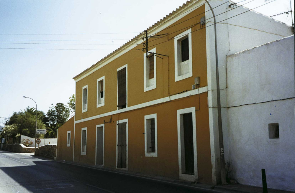 Les antigues escoles de Jesús, que tancaren el 1977. Foto: Neus Garcia Ferrer.