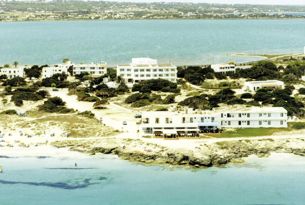 Edificis hotelers a la zona de sa Roqueta, Formentera. Foto Pins.