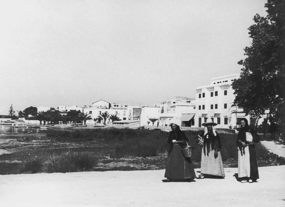 El poble de Sant Antoni, on ja es veuen els incipients edificis hotelers, a començament dels anys cinquanta del s. XX. Foto: Viñets.