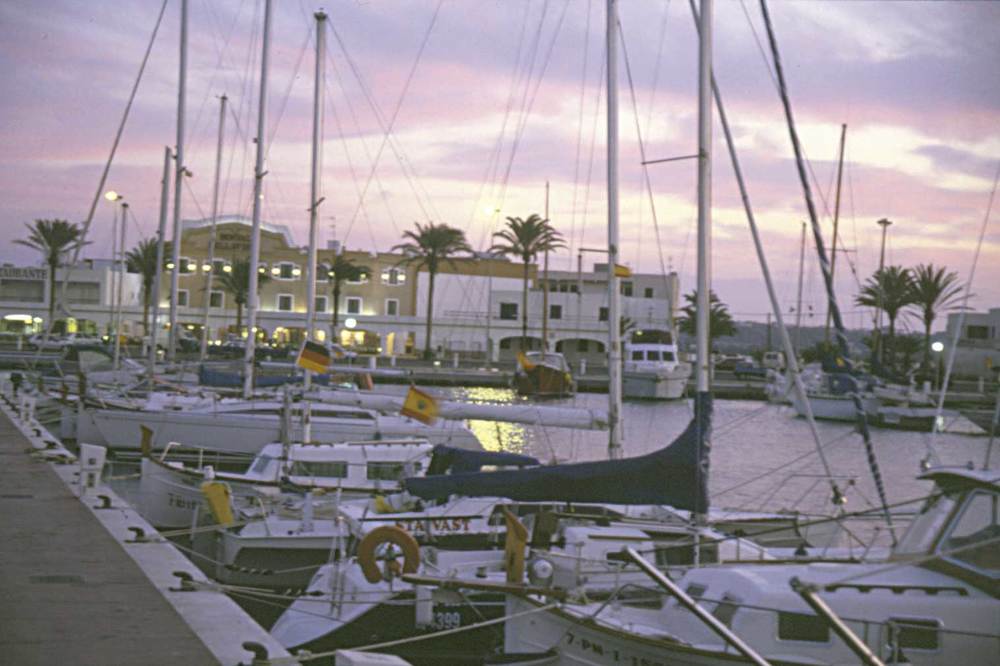 El port de la Savina, Formentera, amb els establiments hotelers Bahia i Bellavista, al fons. Foto: Joan Antoni Riera.