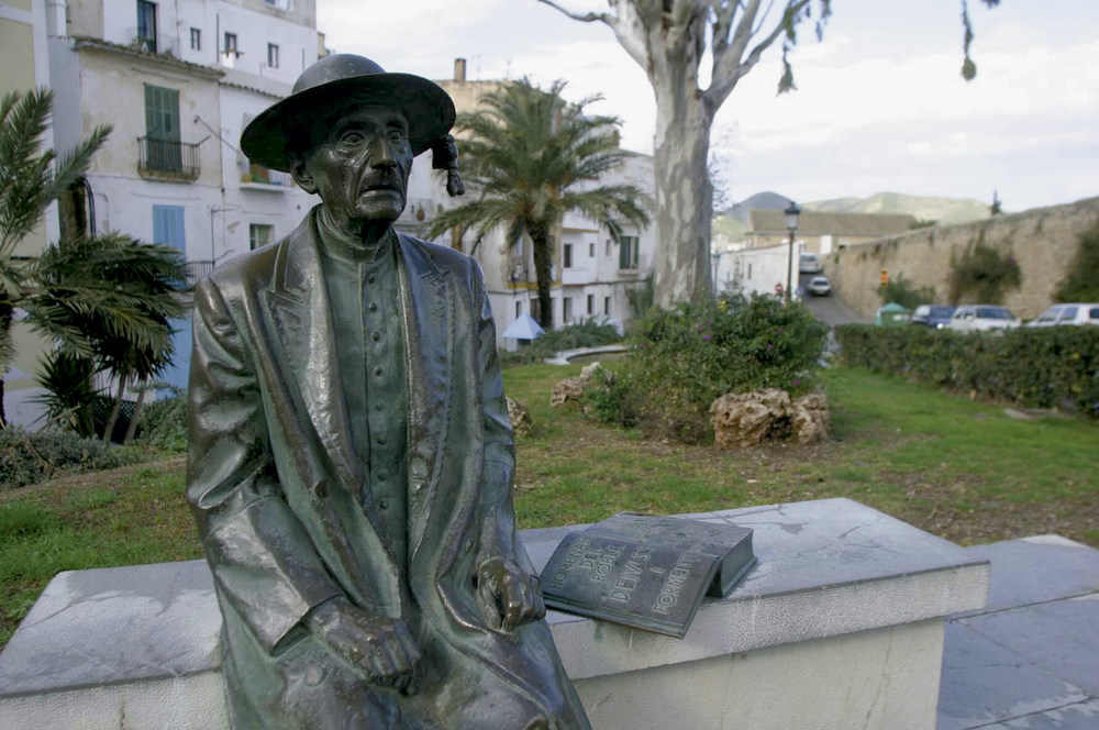 El monument a Isidor Macabich, a sa Carrossa, Dalt Vila, obra de l´escultor Francisco López, segons idea d´Elies Torres. És una estàtua de bronze sobre un banc de pedra. Foto: Vicent Marí.