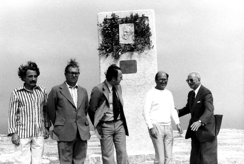 Vora el far de la Mola (Formentera) s´aixeca un monolit dedicat al novel·lista Jules Verne, que va fer passar part de l´acció de la seua novel·la <em>Hector Servadac</em> a aquesta illa. La fotografia correspon a la inauguració del monument. Foto: Mogens Egil.