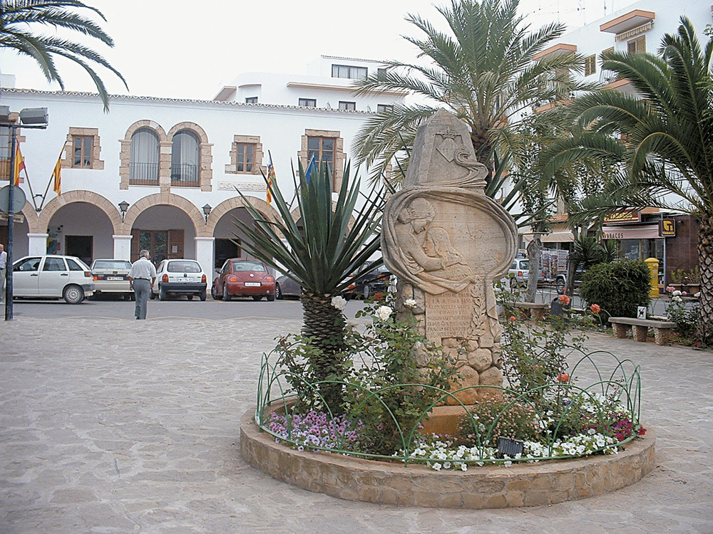 El monument aixecat en gratitud del poble de Santa Eulària, per l´humanitari comportament en el rescat dels passatgers del <em>Mallorca</em>.