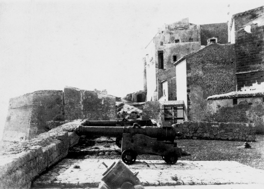 Murades. Els canons del baluard de Santa Tecla, a final del s. XIX. Extret d´<em>Els llibres d´entreveniments.</em>