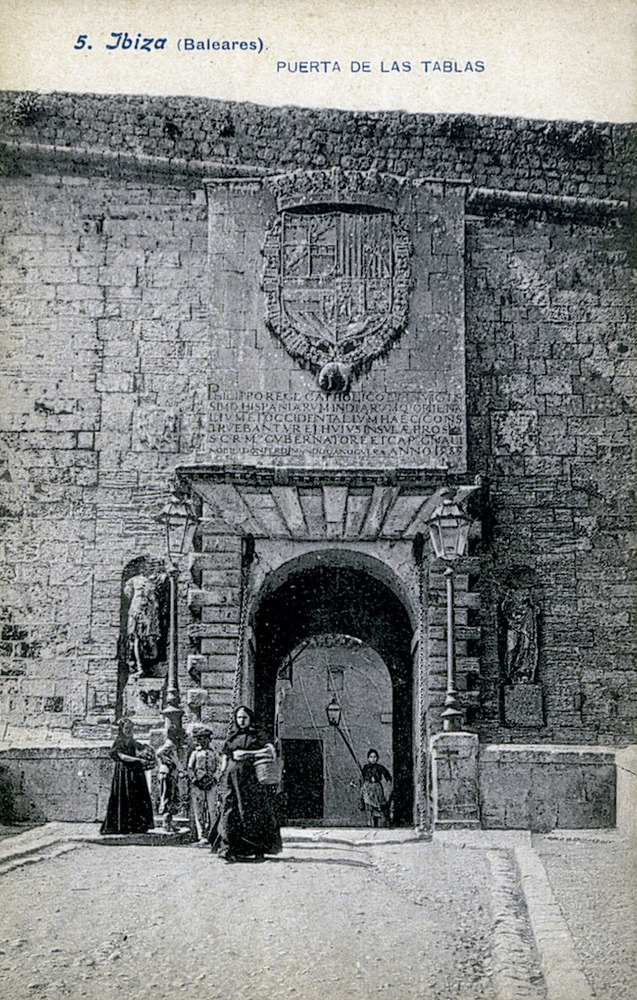 Murades. Foto antiga del portal de ses Taules, encara amb les cadenes originals. Foto: Lacoste / Arxiu Històric Municipal d´Eivissa.
