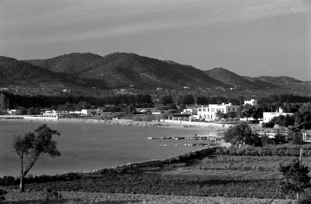 La platja de Sant Antoni, destinació destacada del turisme dels anys cinquanta i seixanta del s. XX.