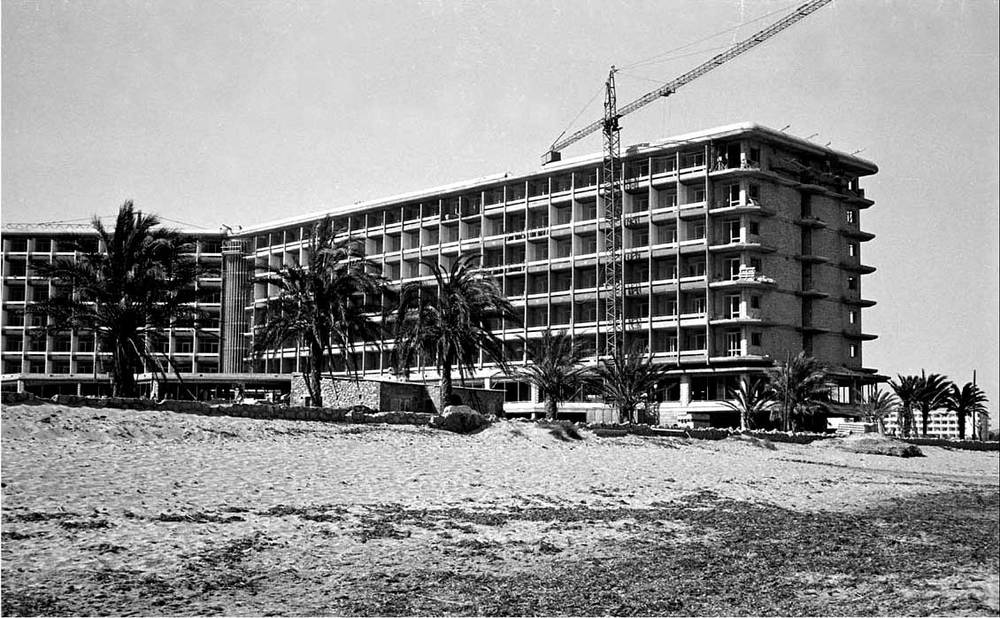 Turisme. L´Hotel Algarb, encara en construcció, a començament dels anys setanta del s. XX, quan la platja d´en Bossa inicià el seu desenvolupament turístic.