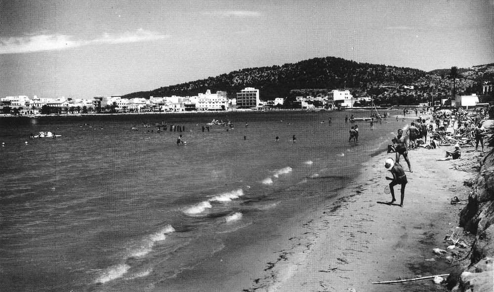 La platja de Sant Antoni de Portmany, en una foto dels anys seixanta del s. XX. Foto: Domingo Viñets.