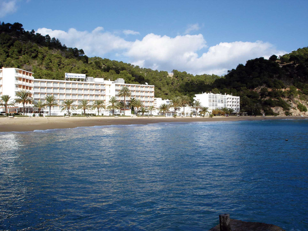 Turisme. La cala de Sant Vicent, amb hotels de tres estrelles en primera línia de platja. Foto: EEiF.