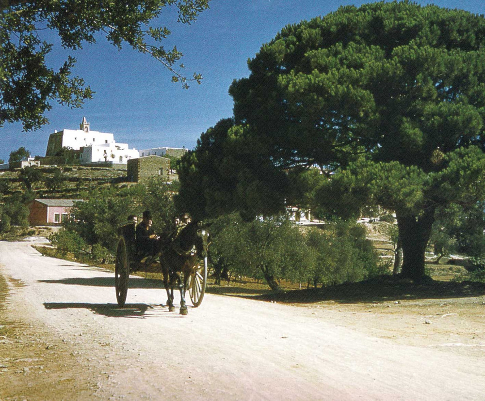 La carretera de Sant Miquel el 1958, encara per asfaltar. Foto: Hans Helfritz / <em>Eivissa-Ibiza. L´illa d´un temps</em>.