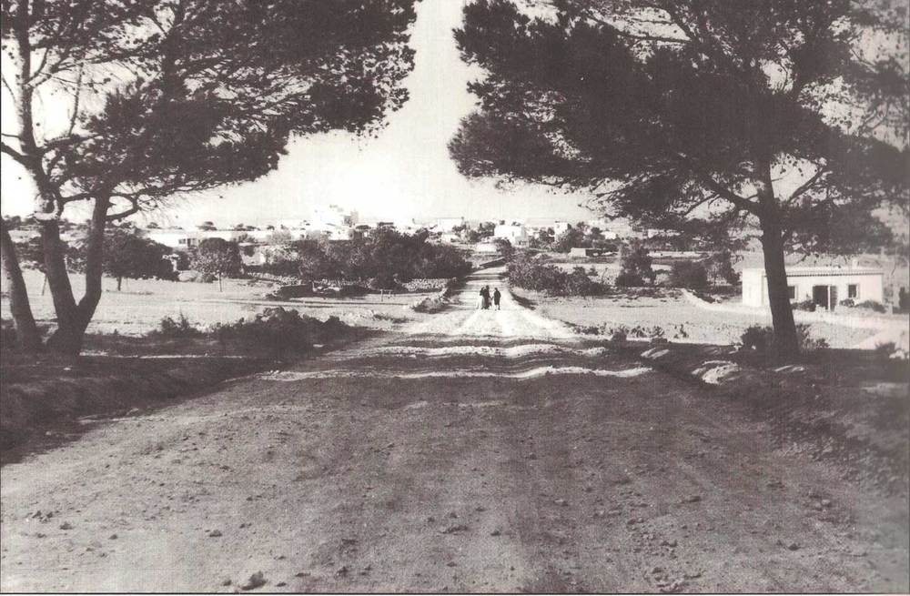 La carretera del Cap de Barbaria els anys cinquanta del s. XX. Foto: extret de <em>Semblances Pitiüses</em>.